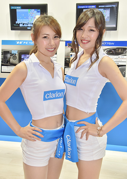 カーナビメーカーのクラリオンブースで見つけた美女コンパニオン