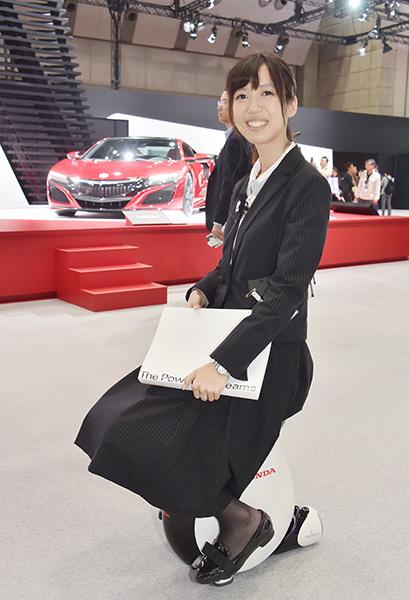 ホンダの「UNI-CUB」は広いオフィス内などでの移動に便利