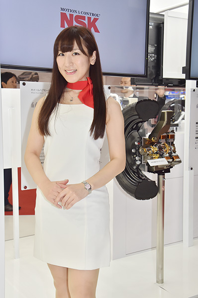 東京モーターショーの部品メーカーブースで見つけた美女