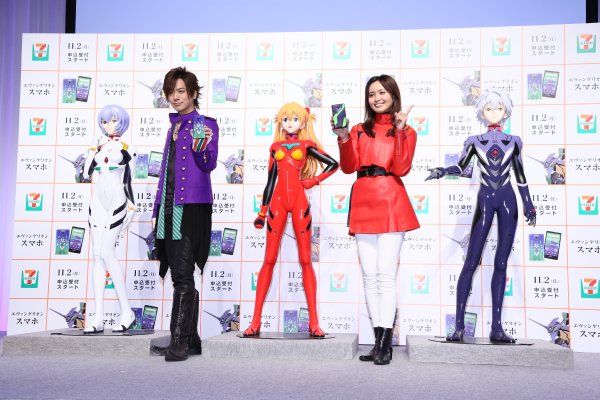 3体のフィギュアとDAIGO・加藤夏希の5-SHOT