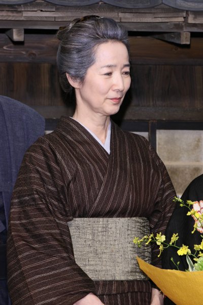 檀ふみも温和な笑顔を浮かべる