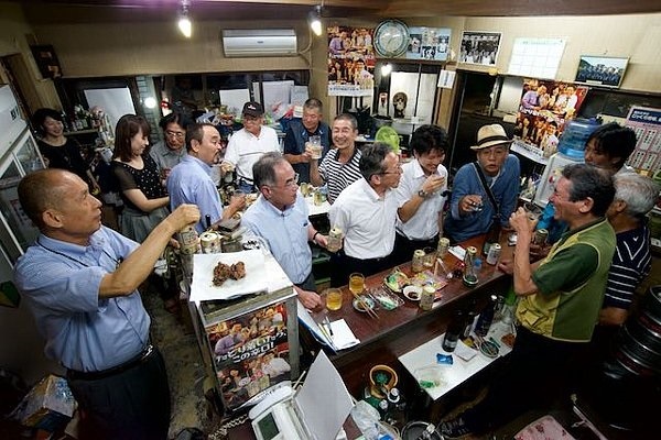 気のおけない常連たちが、連日連夜集っている