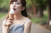ソフトクリームをぱっくりの瞬間…濱田あおい
