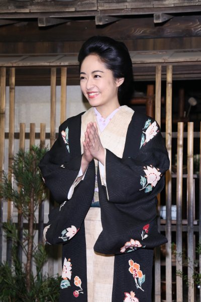 撮影終了で満足げな表情を浮かべる井上真央