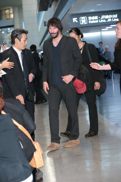 全身黒のラフな出で立ちのキアヌ・リーブス