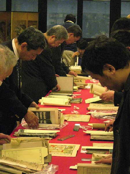 神保町の東京古書会館で開かれる市の様子