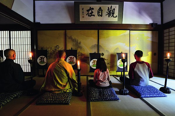 高野山・三宝院での阿字観の瞑想体験の様子