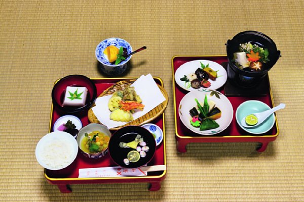 ごま豆腐や、季節の食材を用いて工夫が凝らされた精進料理