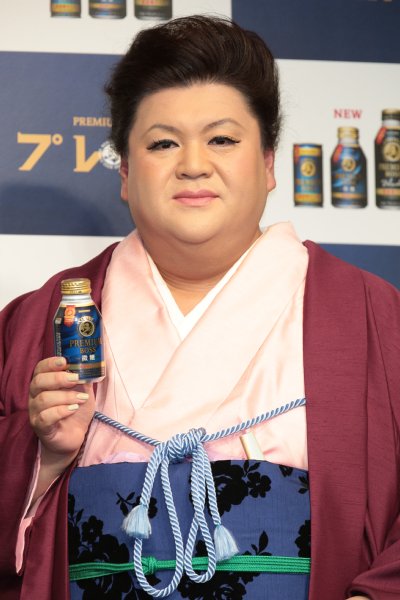 ボスを手にするマツコ