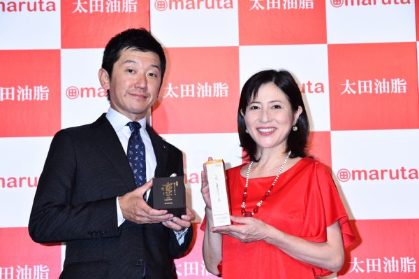 写真 岡江久美子 完全受注生産の限定品ゴマ油発表会で真紅の衣装 Newsポストセブン Part 2 写真 岡江久美子 完全受注生産の限定品ゴマ油発表会で真紅の衣装 Newsポストセブン Part 2