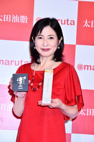 健康的な笑顔を見せる岡江久美子