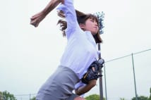 「神スイング」の稲村亜美　投球は球速90km超でスライダーも