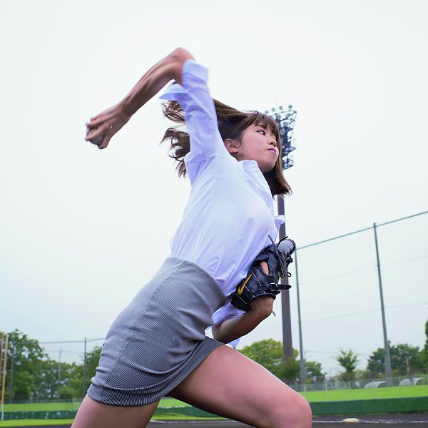 神スイングのみならず神ピッチも（稲村亜美）