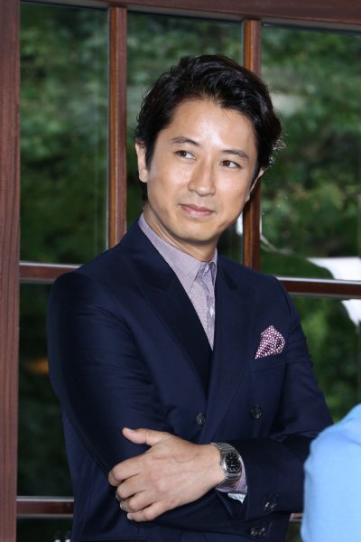プレイボーイ社長を演じる谷原章介