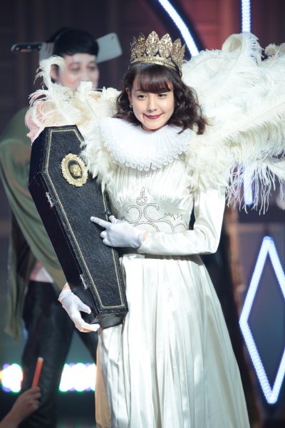 棺桶を持って口から血を垂らすトリンドル玲奈