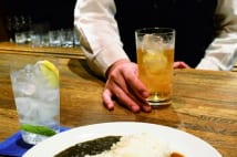 個性豊かなバーの〆カレー　多様な酒と相性いいカレーに進化