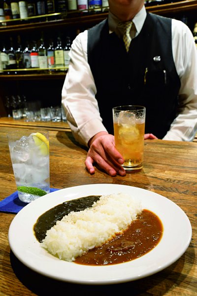 『WODKA TONIC』の「名物!!2色カレー」