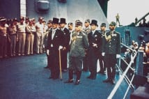米戦艦ミズーリでの降伏文書調印式に訪れた重光葵　共同通信社
