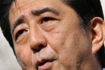 安倍首相　生前退位で意見食い違う保守派内の板挟み