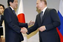 小走りでプーチン大統領に駆け寄った安倍首相