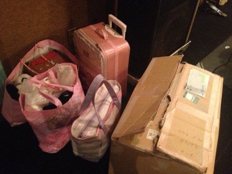 地下アイドルの荷物は多い。奥に見えるのがLIZ LISAのキャリーケース