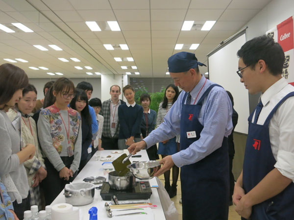 和食の基本である「だし」をとる実演をするにんべんの堀江さん