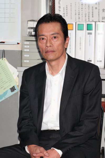 苛烈な取り調べでえん罪を生んだ刑事・佐久間を演じる遠藤憲一