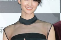 肩と胸元が透けたドレスがセクシーな剛力彩芽