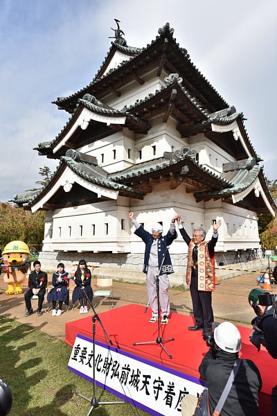 10月24日、弘前城天守が仮設天守台の上に下りた瞬間