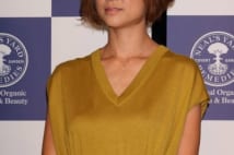 ベストアロマニスト・ハンサムウーマン部門に選ばれた歌手のhitomi