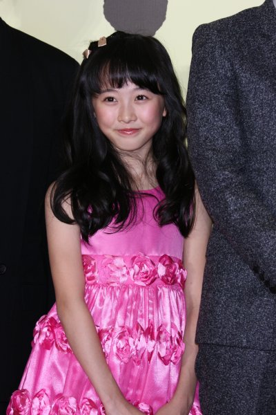 鮮やかなピンクのドレスがキュートな本田望結