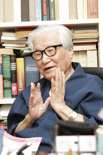 100歳の現役言語学者・川崎桃太氏