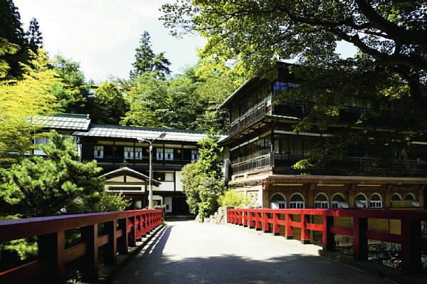 橋を渡った先にある本館