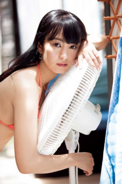 アンニュイな表情を浮かべる脊山麻理子