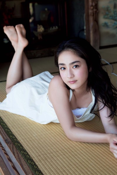 白の衣装で透き通る肌を露出