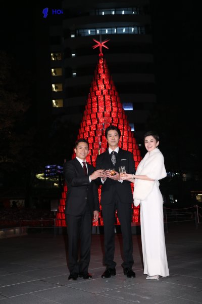 クリスマスツリーの前で乾杯する野村忠宏、堤真一、ホラン千秋