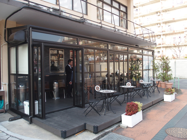 売店だった場所がお洒落な喫煙スペースに（日活・調布撮影所）