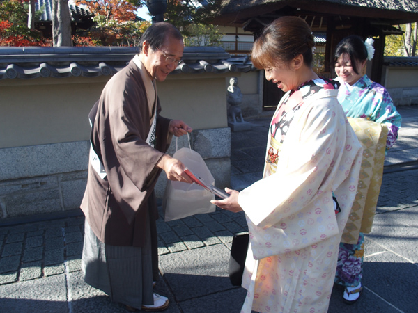 観光客に路上喫煙禁止のチラシを配る門川大作・京都市長