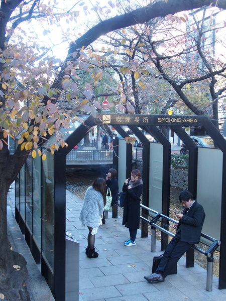 京都の繁華街・木谷町を流れる高瀬川沿いに整備された喫煙所