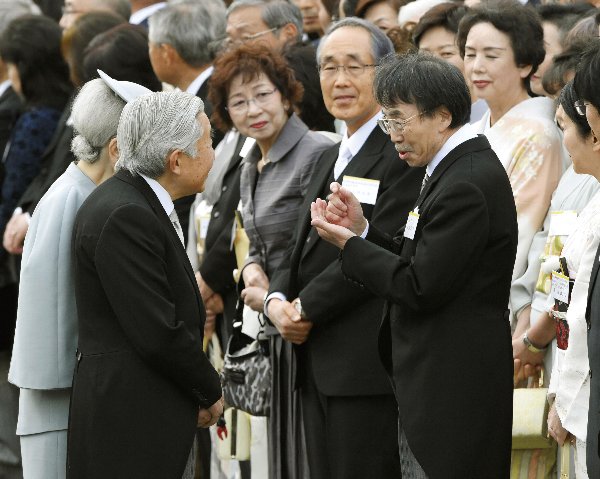写真右の漫画家・水島新司氏は今回の特別指導者のひとり　共同通信社