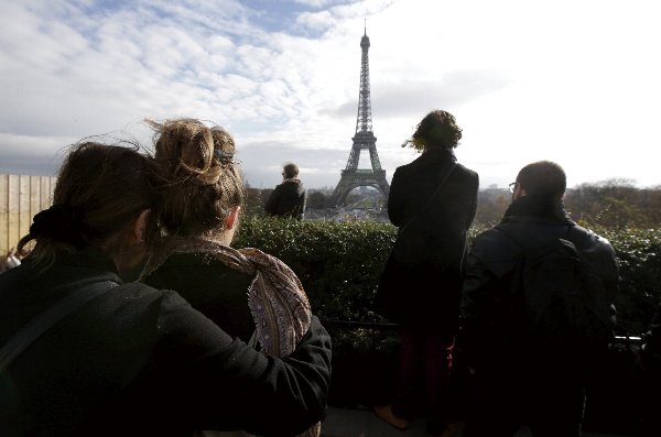 エッフェル塔に祈りを捧げる人々 Reuters/AFLO
