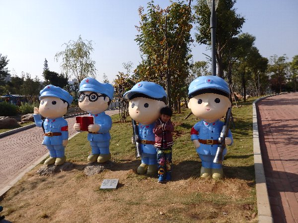 湖北省武漢市内の共産党公園に鎮座するアニメ人形調の紅軍兵士