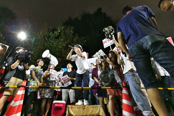 SEALDsのシュプレヒコール（2015年8月14日、国会前）