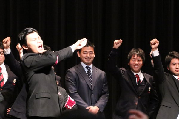 応援団のエールを受ける五郎丸歩