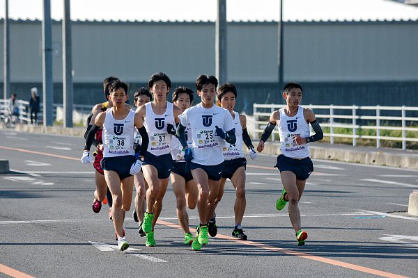 一人だけTシャツ姿の服部勇馬（中央。「マニアさん」撮影）