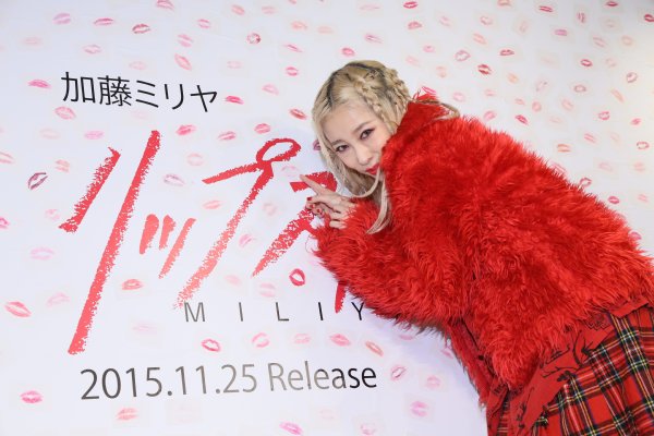 自らのキスマークを指さす加藤ミリヤ