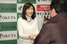 ファンにサイン本を手渡す菊池桃子