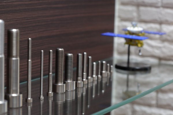 チタンが使われた宇宙用のねじ