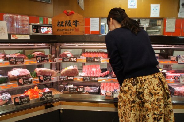 内容は5～6万円相当。東武百貨店池袋の『松坂牛も選べちゃうお肉2.8kg分選べる福袋』（2万16円）