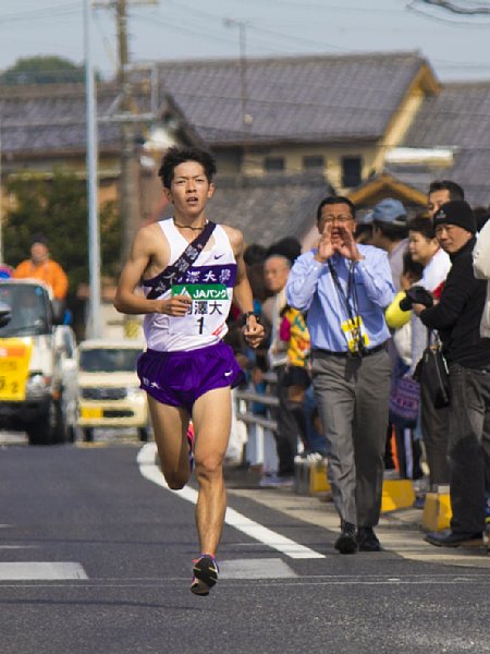 駒澤大の選手には大八木監督（右）の激が飛ぶ（筆者撮影）